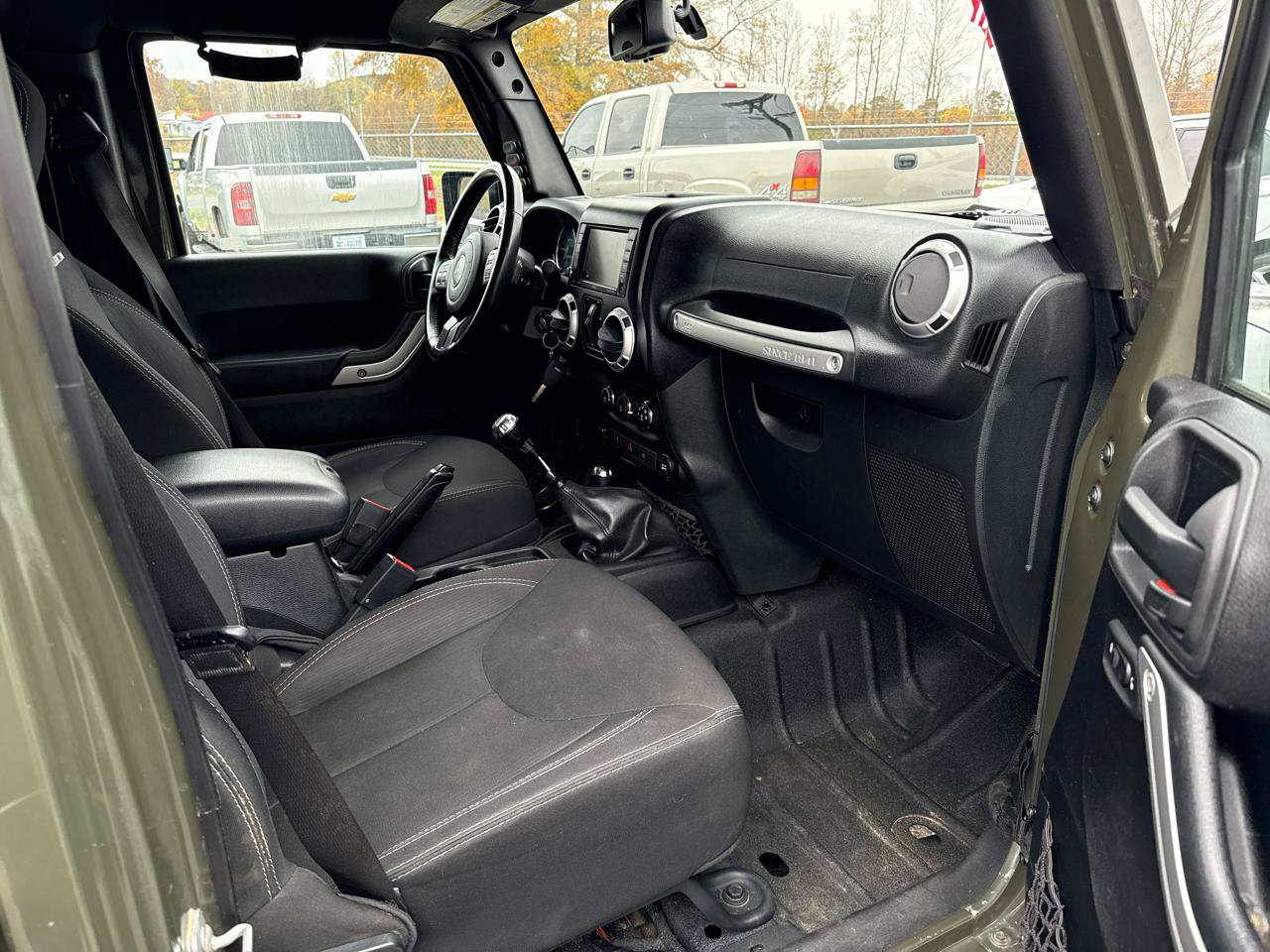 Used 2015 Jeep Wrangler Unlimited Rubicon w/ Connectivity Group AWD/4WD image 12