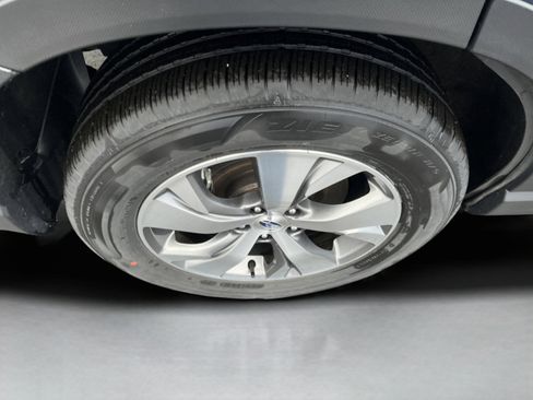 Used 2024 Subaru Ascent Premium w/ Convenience Package image 9