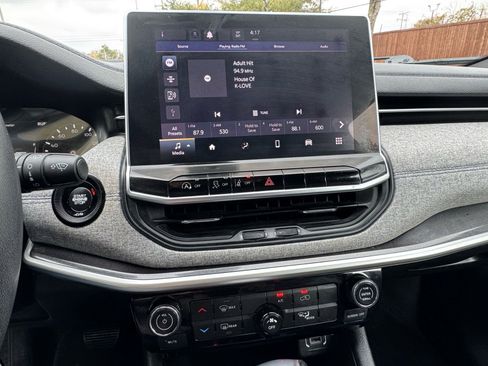 Used 2023 Jeep Compass Latitude image 19