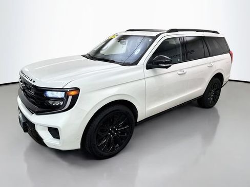 Used 2025 Ford Expedition Platinum w/ Stealth Appearance Package AWD/4WD image 3