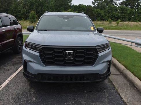 Used 2024 Honda Pilot Sport image 2