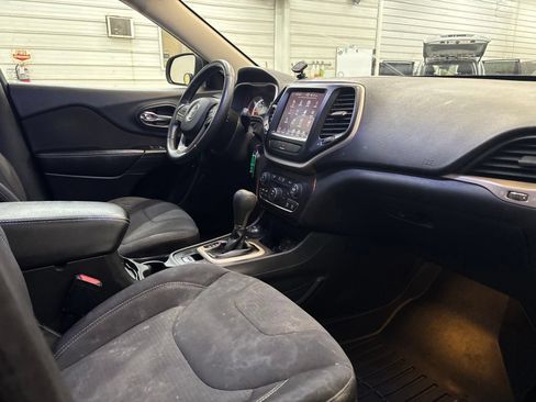 Used 2015 Jeep Cherokee Latitude AWD/4WD image 23