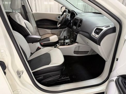 Used 2019 Jeep Compass Latitude w/ Cold Weather Group AWD/4WD image 7
