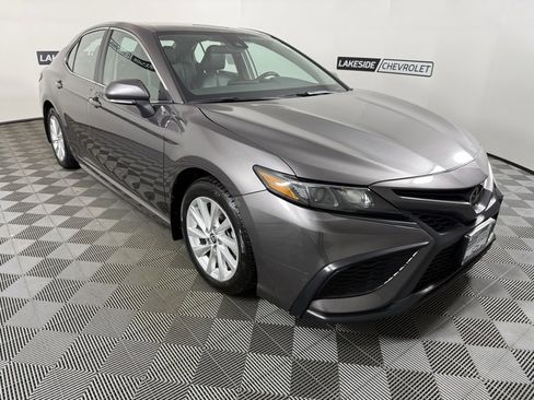 Used 2023 Toyota Camry SE image 9