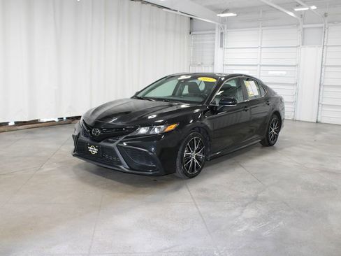 Used 2022 Toyota Camry SE image 4