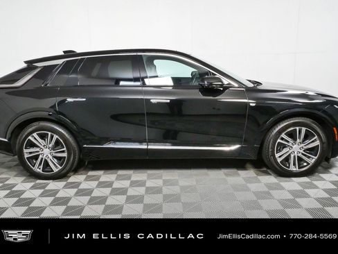 Used 2024 Cadillac Lyriq Luxury AWD/4WD image 2