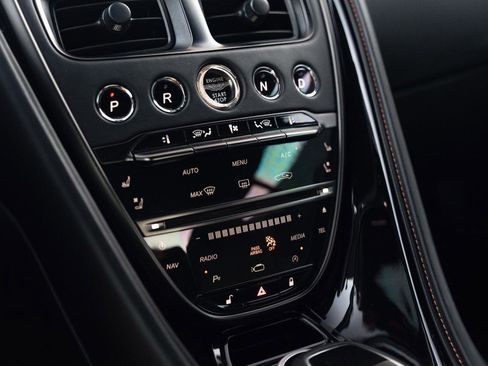 Used 2018 Aston Martin DB11 Coupe image 68