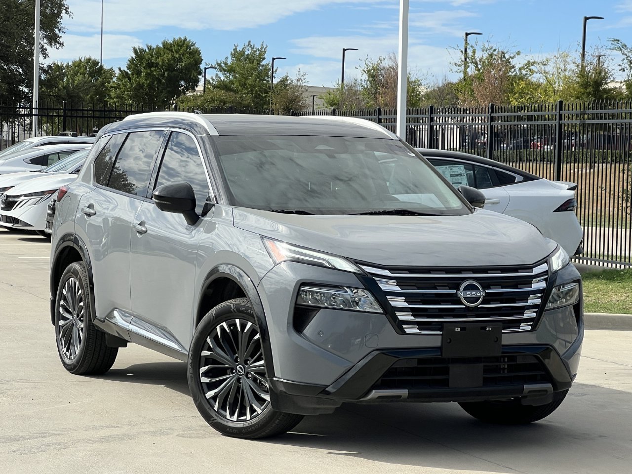 Used 2024 Nissan Rogue Platinum FWD image 1