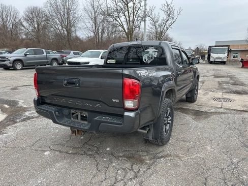 Used 2017 Toyota Tacoma TRD Sport w/ Tow Package (A/T) image 5