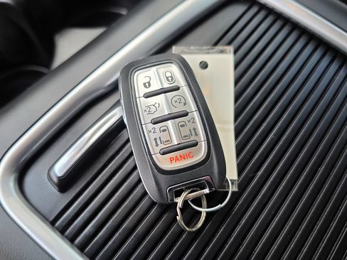 Used 2023 Chrysler Pacifica Touring-L AWD/4WD image 27