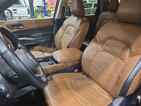Used 2023 Nissan Pathfinder Platinum image 16