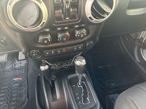 Used 2016 Jeep Wrangler Unlimited Rubicon image 17