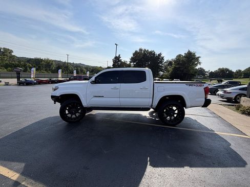 Used 2017 Toyota Tacoma TRD Sport w/ Tow Package (A/T) AWD/4WD image 6