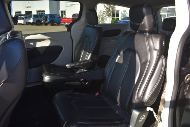 Used 2023 Chrysler Pacifica Touring-L FWD image 15