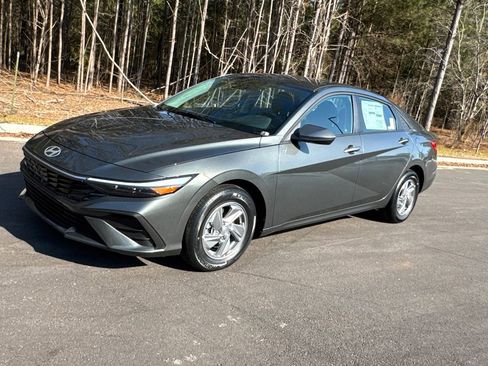 New 2026 Hyundai Elantra SE image 2