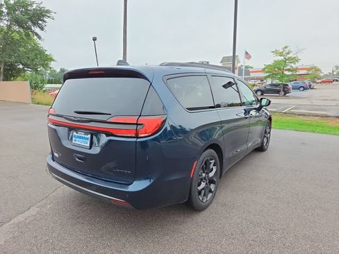 Used 2025 Chrysler Pacifica Limited FWD image 6