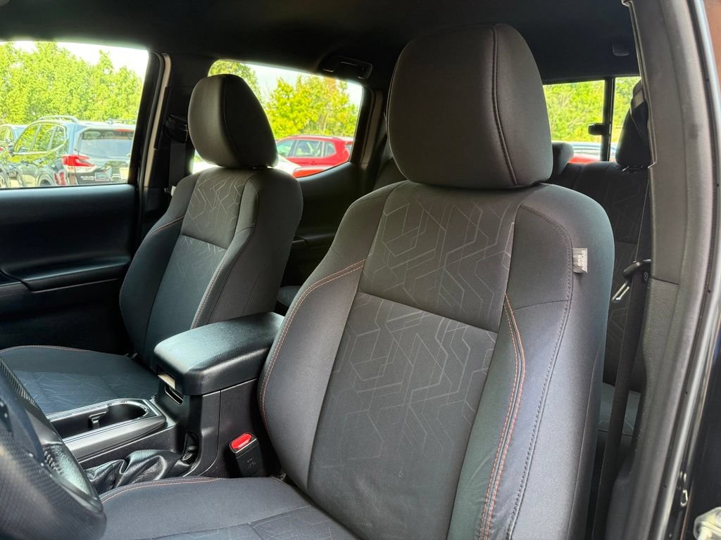 Used 2016 Toyota Tacoma TRD Sport w/ Towing Package AWD/4WD image 9