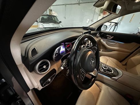 Used 2019 Mercedes-Benz GLC 300 4MATIC image 16