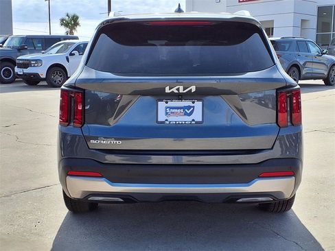 Certified 2025 Kia Sorento S image 6