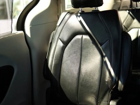 Used 2019 Chrysler Pacifica Touring-L FWD image 26