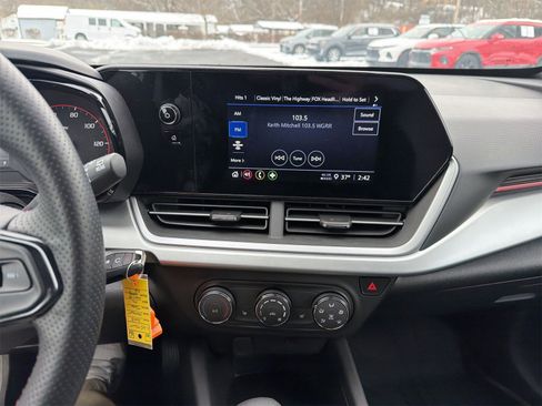 Used 2025 Chevrolet Trax RS w/ Sunroof Package image 11