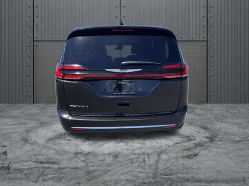 Used 2023 Chrysler Pacifica Touring-L FWD image 6