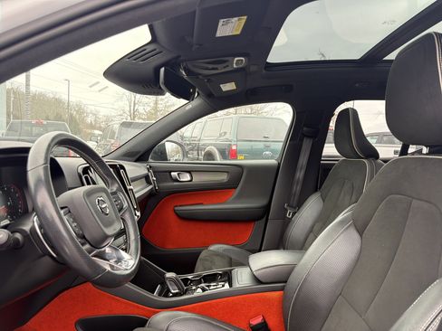 Used 2019 Volvo XC40 T5 R-Design image 12