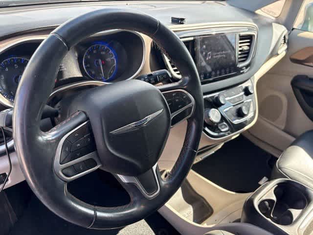 Used 2018 Chrysler Pacifica Touring-L w/ Premium Audio Group FWD image 10
