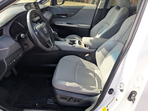 Used 2024 Toyota Venza Limited image 17