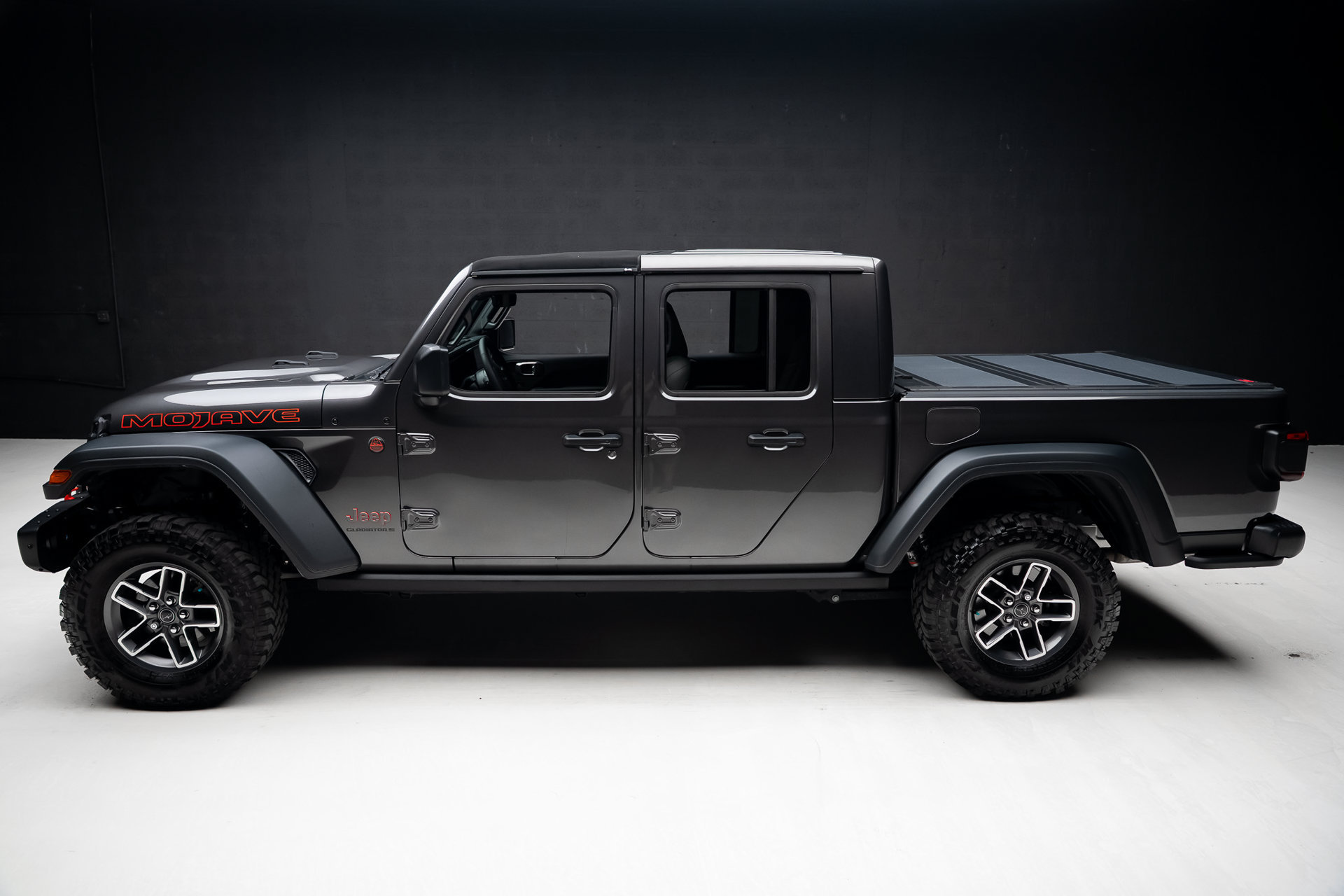 Used 2025 Jeep Gladiator Mojave w/ Steel Bumper Group AWD/4WD image 15