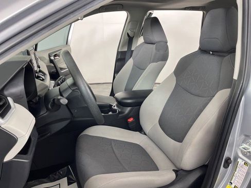 Used 2021 Toyota RAV4 XLE w/ Convenience Package FWD image 14