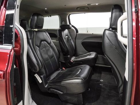 Used 2020 Chrysler Pacifica Touring-L image 37