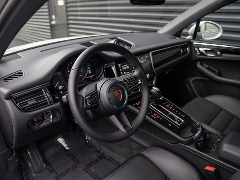 Certified 2026 Porsche Macan AWD/4WD image 4