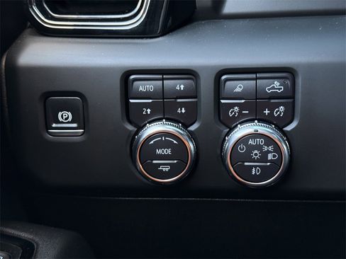 Used 2024 GMC Sierra 3500 AT4 w/ AT4 Premium Plus Package image 22