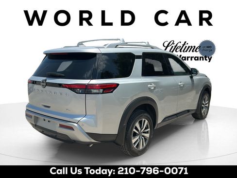 Used 2025 Nissan Pathfinder SL FWD image 3