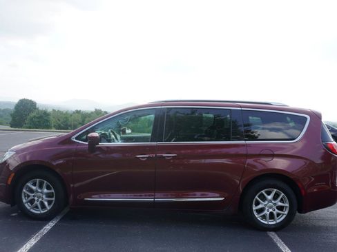 Used 2020 Chrysler Pacifica Touring-L FWD image 4