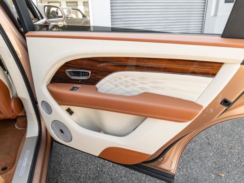 Used 2023 Bentley Bentayga Extended Wheelbase image 56