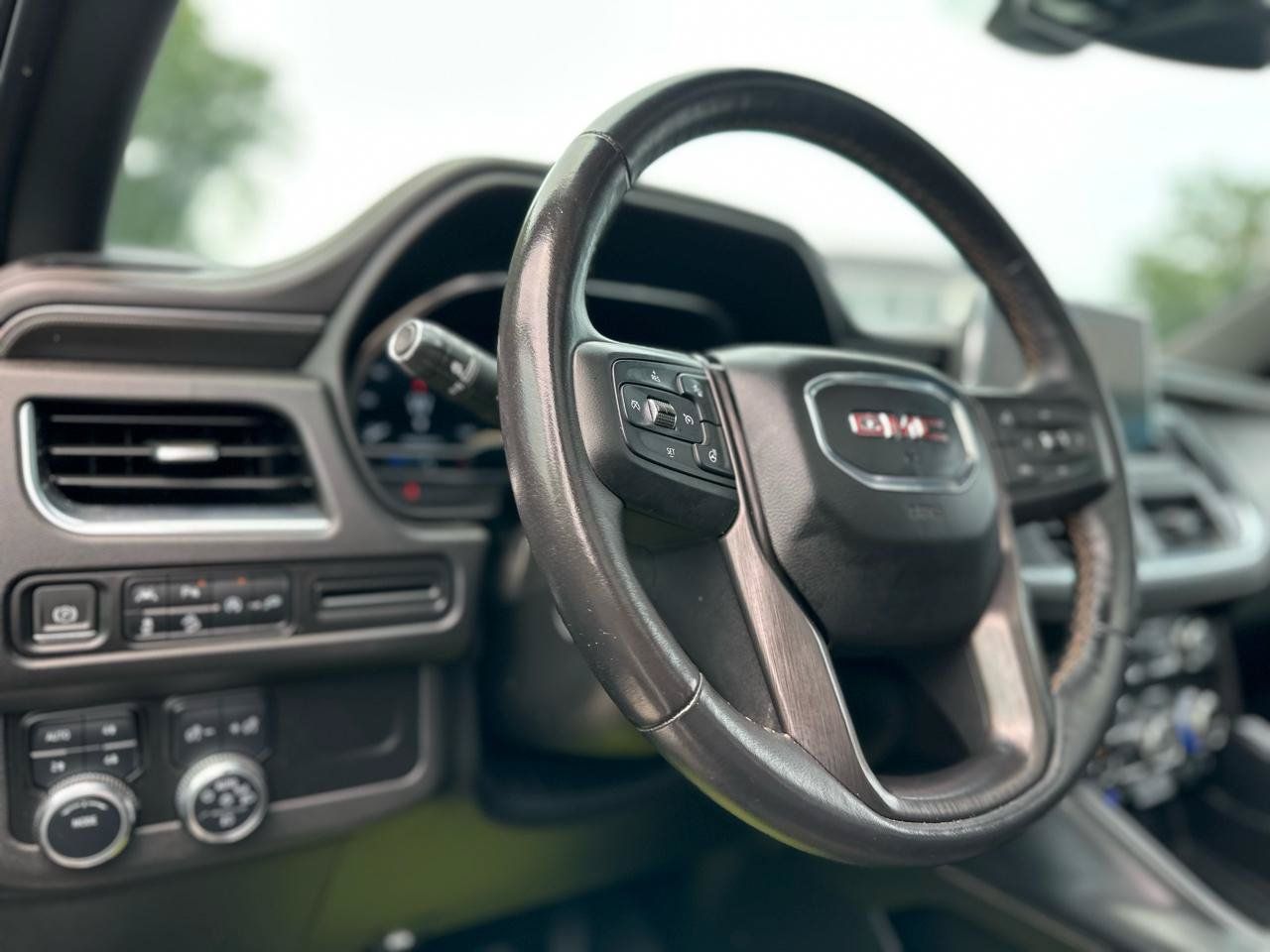 Used 2022 GMC Yukon XL AT4 AWD/4WD image 12