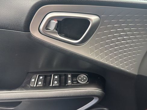 Used 2023 Kia Soul LX w/ LX Technology Package FWD image 27