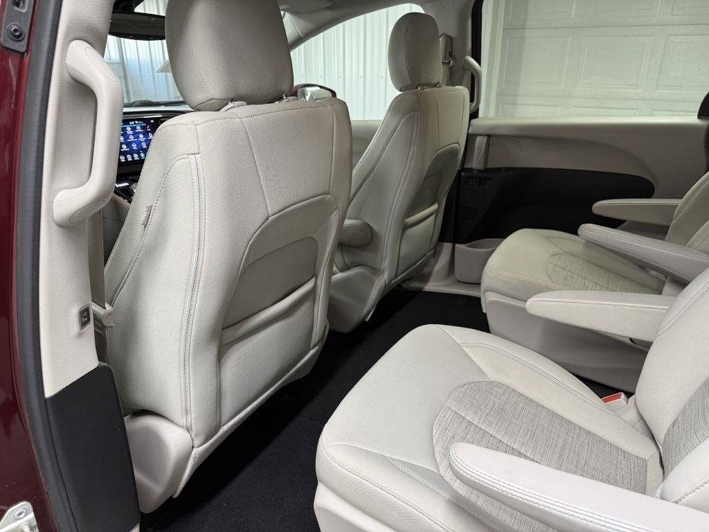 Used 2018 Chrysler Pacifica Touring Plus FWD image 28