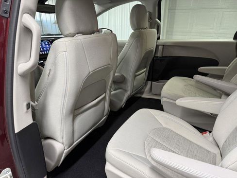 Used 2018 Chrysler Pacifica Touring Plus FWD image 28