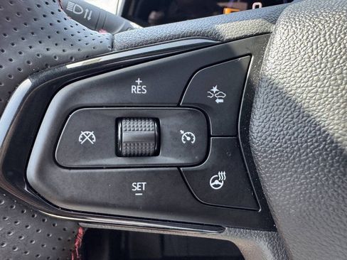 Used 2025 Chevrolet Trax RS w/ Sunroof Package FWD image 17
