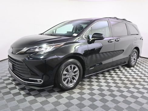 Used 2021 Toyota Sienna XLE w/ XLE Plus Package AWD/4WD image 2
