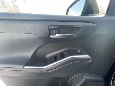 Used 2022 Toyota Highlander XLE image 12