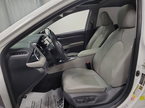 Used 2018 Toyota Camry SE w/ Moonroof Package FWD image 13