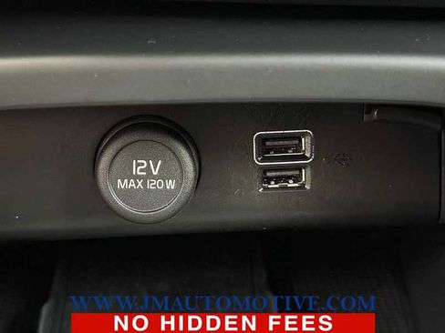 Used 2022 Volvo XC40 T5 Momentum w/ Premium Package image 35