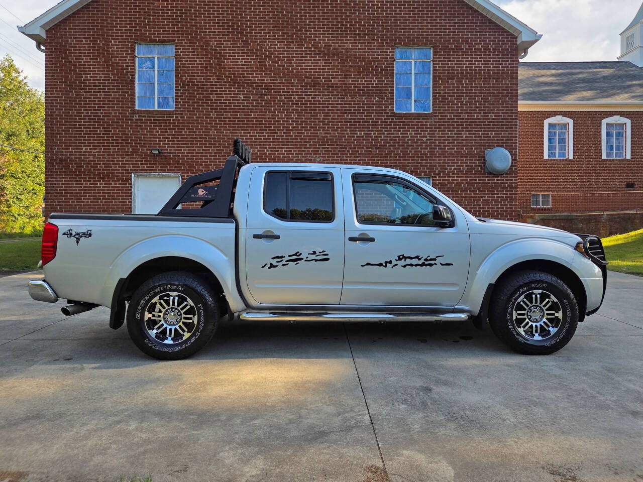 Used 2017 Nissan Frontier SV w/ SV Value Truck Package AWD/4WD image 4