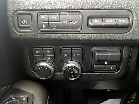 Used 2021 GMC Yukon Denali w/ Denali Premium Package image 31