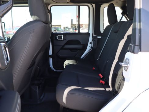 Used 2018 Jeep Wrangler Unlimited Sahara image 10