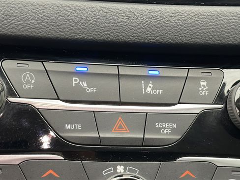Used 2024 Chrysler Pacifica Touring-L FWD image 19